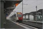 Châtel St-Denis ein cooler Bahnhof, die Aussentemperatur von +2° vermag die Architektur und der ungehindert durchziehende Wind gut und genre zu gefühlte -5° abkühlen.