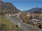 Die Bahnlinie von Bulle nach Montbovon verläuft über weiter Strecken der Strasse entlang, in Montbovon sogar auf der Strasse; im Bild der TPF Be 2/4 | B | ABe 2/4 102 als S 51 auf der Fahrt