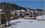 Ein neuer TRAVYS SURF Regionalzug hat seinen Startbahnhof vor wenigen Augenblicken verlassen und faährt nun Richtung Yverdon.