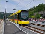 Der neue Waldenburgerbahn WB Be 6/8 101 auf Testfahrt wartet auf den neu verlegten Meterspurgeleisen in Bubendorf Bad auf die Weiterfahrt.