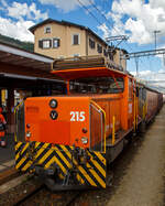 Die RhB Ge 3/3 - 215 steht am 06.09.2021 mit einem Güterzug im Bahnhof Samedan (1.705 m.ü.M.), aufgenommen aus einem Zug heraus.