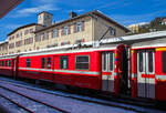 Der vierachsige Gepäck- und Heizwagen RhB DS 4225, ex Gepäckwagen RhB D 4225, am 20 Februar 2017 eingereiht in einem Personenzug im RhB Bahnhof St.