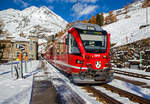 Der RhB ALLEGRA-Zweispannungstriebzug (RhB  ABe 8/12) 3508  Richard Coray  mit 2 angehangenen Personenwagen als Regio-Zug nach Tirano verlsst am 04.11.2019 Alp Grm in Richtung Tirano.