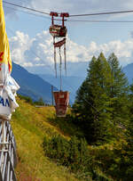 Unterhalb Alp Grüm werden die Alp Grüm der Berninabahn erneuert, daher gibt es eine Materialseilbahn von Alp Grüm hinab zu den Galerien, hier am 06.09.2021.