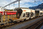 Vierachsiger Schmalspur Drehgestell-Schotterwagen (Schwerkraftentladewagen) Xac der Serie 8726 – 8742 (hier Xac 8742, ex Fac 8742)  eingereiht in einen Bauzug am 01.11.2019 im Rbf Chur