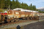 Vierachsige Schmalspur Drehgestell-Kesselwagen RhB Za 8112 fr Heizl/Diesel, abgestellt am 13.09.2017 in Pontresina.