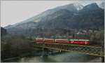 Ein RhB Be 4/4 Pendelzug unterwegs als S-Bahn auf der Hinterreinbrcke bei Reichenau Tamins.