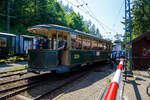 Geschoben vom Triebwagen TL Ce 2/3 28, der vierachsige Straenbahn-Beiwagen CGTE C⁴ 370 der ehemaligen Compagnie Genevoise des Tramways Electriques (Straenbahn Genf) am 27 Mai 2023 im Museum