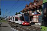 Vor dem hübschen Gebäude des Bahnhof von Leymen kreuzen sich sind BLT Züge nach Rodersdorf (nur schwach angeschitten) und Dornach.