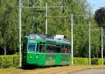 Der Be 4/4 458 hat am 18.07.2015 die Haltestelle Bruderholz verlassen und sich auf den Weg zum Messeplatz gemacht.