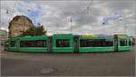 Combino 323 biegt von der Rheinbrücke Richtung Innenstadt in Basel ab.