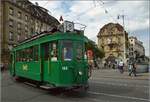 Wagen 190 fährt von der Innenstadt auf die mittlere Rheinbrücke in Basel.