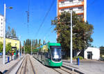 Der Basler Flexity Wagen 5024 von hinten gesehen an der Place Mermoz in Frankreich.