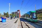 Der Basler Flexity Wagen 5015 an der Endstation St.Louis Gare in Frankreich. Rechts geht es hoch zu den Gleisen der SNCF. 20.August 2020