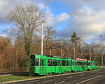 Bald endet der Einsatz von Vierachsern in Basel: Hier die Komposition Be 4/4 481 + Standard Anhänger 1449 + Be 4/4 492 beim Eglisee, 7.Dezember 2021. Die beiden Wagen 481 und 492 stammen von 1987, der Anhänger 1449 ist der einzige noch in Basel im Personenverkehr stehende Wagen der Serie 1436-1455 von 1967; er wurde nach einem schweren Brandanschlag 2001/2 mit Niederflurbereich wieder aufgebaut.  