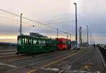 Bald endet der Einsatz von Vierachsern in Basel: Tramzug der Linie 21 vom Badischen Bhf zum Bhf St.Johann auf der Dreirosenbrücke. Motorwagen 490 mit Anhänger 1487. 7.Dezember 2021 