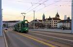 Bald endet der Einsatz von Vierachsern in Basel: Mit der Silhouette von Kleinbasel und einem Turm des Chemiekonzerns Roche im Hintergrund kommt Be 4/4 487 mit Anhänger 1463 auf die