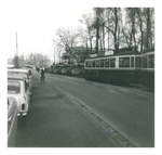 Berner Tram und Panzer: Tramzug mit Motorwagen 106 steht blockiert hinter einer Panzerkolonne.