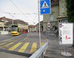 Da gibt es einiges zu lesen, während das Postfinance-Tram 762 auf die Kirchenfeldbrücke zufährt.