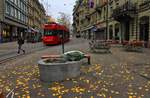 November-Impressionen aus Bern: Vevey-Tram 733 in der Schwanengasse beim Bahnhof, mit passendem Schwanen-Brunnen.