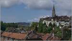 Ein Berner Tram ist auf der Monbijou-Brücke unterwegs, wobei jedoch die prächtige Kulisse der Berner Altstadt mit dem Münster dem kleinen Zug fast die Show stiehlt.