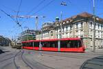 Begegnung: Der alte Tramzug 37 + 311 begegnet dem Combino 754 neben dem Burgerspital von 1741 beim Bahnhof Bern.