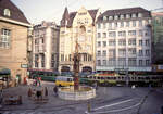 Die beiden Vierachsanhänger 311 und 312 aus Bern von 1933: Hier Wagen 312 als Speisewagenkomposition 147-312 am Fischmarkt in Basel. 29.Oktober 1982 