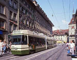 Das Ende naht - die Bernmobil Be4/8 von ACMV Vevey aus dem Jahr 1990: Stolz steht der ganz neue Wagen 735 am Bärenplatz.