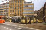 Tramway Neuchatelois: Umgeben von (Trolley-)Bussen wartet Be 4/6 1103 auf der Linie 5 an der Endschleife Place Pury im Mai 1980 auf Fahrgäste nach Boudry.