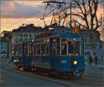 Wagen 1009 der Zrcher Strassenbahn fhrt bei stimmungsvollem Abendlicht berraschend vorrber.