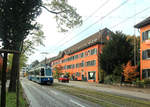 Zürich Irchel, Winterthurerstrasse: Vor den abzureissenden charakteristischen Häusern aus den Jahren 1923-1926 der Baugenossenschaft Oberstrass kommt Tram 2000 Komposition 2026 mit