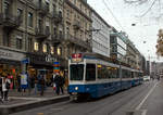 Die VBZ 2084 gekuppelt mit VBZ 2040 zwei Tram 2000 (Be 4/6) als Linie 17 (Albisgütli - Hauptbahnhof – Werdhölzli) am 30.12.2015 in der Bahnhofstrasse (Zürich).

Die Tram 2000 ist der Name eines Tramtyps der von den Verkehrsbetrieben Zürich (VBZ) betriebenen Straßenbahn Zürich mit der Bauartenbezeichnung Be 4/6 (bzw. Be 2/4 und Be 4/8), welche zwischen 1976 und 1992 gebaut wurden.  Der Triebwagen 2084 ist ein Grundtyp Be 4/6 der 2. Serie (1985 bis1987), während der Triebwagen 2040 aus der 1. Serie (1976 bis 1978) stammt. Der wagenbauliche Teil  dieser Triebwagen ist von SWS, SWP sowie SIG, der elektrische Teil von BBC (später ABB).

Das Tram 2000 wurde zur Modernisierung des Wagenparks des Zürcher Trambetriebs als Nachfolger der Be 4/6 «Mirage» entwickelt. Im Gegensatz zum Vorgängermodell haben beim Tram 2000 die sechsachsigen Gelenkwagen jedoch nur ein Gelenk, das auf einem Jakobsdrehgestell ruht. Die sechsachsige Gelenktriebwagen (Be 4/6) haben einen Führerstand und sin Einrichtungswagen.

Mit ähnlichen Fahrzeugen betreibt der Regionalverkehr Bern-Solothurn seit 1987 die Bahnstrecke Bern–Worb Dorf. Diese sind jedoch achtachsig und zudem Zwei-Richtungs-Fahrzeuge. Auch der Typ FB 2000 der Forchbahn (Stadler Be 4/6) und die Wagen der Strassenbahn Neuenburg sind hiervon abgeleitet.

TECHNISCHE DATEN (Tram 200 - Be 4/6) Technische Daten  (1. Serie - Motorwagen Be 4/6  Tram 2000 ):
Spurweite:  1.000 mm (Meterspur)
Achsformel: B'2'B'
Länge über Kupplung:  21.400 mm
Breite: 2.200 mm
Höhe: 3.600 mm
Leergewicht:  26.5 Tonnen
Leistung: 278 kW (1.Serie) und 308 kW (2. Serie)
Stromsystem: 600 V DC
Sitzplätze: 48 
Stehplätze: 36 (bei 2 Personen pro m² )
