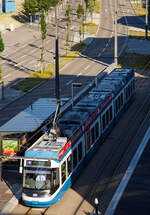 Die VBZ-Tram - Be 5/6 3028, eine Bombardier Cobra, als Linie 4 zum Bf. Tiefenbrunnen am 07.06.2015 beim Halt an der Station Technopark (Zrich). Blick von unserem Hotel.

Auch wenn das Cobra-Tram nur in Zrich fhrt, handelt es sich mit 88 Fahrzeugen um eine beachtlich groe Flotte, die Stckzahlmssig von einigen Konkurrenzangeboten nie erreicht wurde.

Die Idee und Entwicklung zum heutigen Cobra-Tram geht bis ans Ende der Achtzigerjahre zurck. Das Rollmaterial-Konsortium „Zri-Tram“ begann mit der Entwicklung eines eigenen niederflurigen Trams. Hinter diesem Konsortium standen die langjhrigen Zrcher Hauslieferanten Schindler Waggon (SWP; Wagenkasten, mechanische Teile), Schweizerische Industrie-Gesellschaft (SIG; Fahrwerk) und BBC respektive Asea Brown Boveri (ABB; Traktionsausrstung, elektrische Teile). Im Vordergrund standen bei der Entwicklung die Normalien der Zrcher und Basler Tramnetze, wo man die Kunden fr das Fahrzeug ortete. Dennoch war es Juni 2001, als das erste fertige Fahrzeug der ffentlichkeit prsentiert wurde. 

Ein langes Verfahren bei der Beschaffung der Fahrzeuge, technische Schwierigkeiten und die grundlegenden Vernderungen bei der schweizerischen Rollmaterialindustrie fhrten zu dieser Verzgerung. Durch bernahmen bestand das Konsortium letztendlich aus Bombardier Transportation Schweiz (Federfhrung), Alstom und Alusuisse Road & Rail. Ursprnglich waren die Fahrzeuge beim Hauptlieferanten Schindler Waggon Pratteln (SWP) bestellt worden. Die Schindler Holding verkaufte 1997 ihre Rollmaterial-Tochtergesellschaft Schindler Waggon an Adtranz, die wiederum 2000/2001 von Bombardier Transportation bernommen wurde. Die SIG Holding, die ihre Schienenfahrzeugsparte bereits in einem Joint-Venture mit dem Fiat-Konzern zusammengelegt hatte, verkaufte spter ihre Anteile an der Fiat SIG Schienenfahrzeuge AG, die schlielich mit der kompletten Fiat-Schienenfahrzeugsparte von Alstom bernommen wurde.

Heutzutage gehrt  die Cobra   bzw. Gelenkmotorwagen Be 5/6 zu Zrich wie das Matterhorn zu Zermatt.

Das Tram vom Typ Cobra wurde eigens fr die spezifischen Voraussetzungen der Stadt Zrich entwickelt. Zu bercksichtigen waren u.a. starke Steigungen (bis zu 77 Promille bei jeglicher Witterung), enge Kurven (R 14 m), stdtebauliche Vorgaben bei Trassees und Haltestellen, die groe Passagierzahl (0.5 Mio. Personen pro Tag) sowie kurze Fahrgastwechselzeiten. Das Cobra-Tram schpft mit seiner optimalen Lnge und Breite sowie mit seinen sieben breiten Tren die Platzverhltnisse maximal aus. Die Einzelradfahrwerke mit Radialsteuerung und seitenselektivem Antrieb verhindern lstiges Kurvenquietschen. Die durchgehende 100%-Niederflur-Konstruktion ermglicht ein bequemes Ein- und Aussteigen, insbesondere fr ltere Menschen, Personen mit Rollsthlen und Kinderwagen. Ein modernes Innen- und Auendesign sowie eine Klimaanlage in den Seriefahrzeugen runden das Profil dieses neuen Flaggschiffes der VBZ bzw. VBG ab. 

Die Fahrzeuggeometrie passt  sehr gut zum Anforderungsprofil, insbesondere konnten hinter dem Fhrerstand und am Fahrzeugende normal breite Einstiege konzipiert werden. Wren wie beim Tram 2000 nur vier der sechs Achsen angetrieben, knnte die Forderung nicht erfllt werden, dass bei Ausfall eines Drehgestells noch mind. 40% Adhsionsgewicht bleiben muss. Da beim Cobra die Fahrmotoren lngs angeordnet sind und jeweils zwei Rder hintereinander antreiben, musste tief in die Trickkiste gegriffen werden: Das mittlere Fahrwerk ist nur links angetrieben, so dass es rechts zwei unangetriebene Losrder hat, zwischen welchen eine der sieben Tren angeordnet ist. Damit drfte es sich beim Cobra um das allererste asymmetrisch angetriebene Schienenfahrzeug weltweit handeln (an der linken Seite sind alle sechs Rder angetrieben und an der rechten Seite / Einstiegsseite lediglich 4).

Die Gelenktreibwagen sind fnfteilig, die Endeinheiten und das Mittelteil ruhen auf den Drehgestellen, die Zwischenteile sind als Snften ausgefhrt. Die Triebwagen sind Einrichtungfahrzeuge (fr eine Fahrtrichtung)  und besitzen nur an der rechten Seite Einstiegstren.

Technische Daten:
Typ: Einrichtungs -Gelenkmotorwagen Be 5/6  „Cobra“
Spurweite: 1.000 mm
Anzahl der Fahrzeuge: 8 in vier Serien (Von 2000 bis 2010)
Gesamtlnge:  36 m
Achsabstnde: 3.250 / 9.100 / 3.250 / 9.100 / 3.250 mm
Breite:  2.400 mm
Hhe: 3.600 mm
Gewicht : 39.2 Tonnen
Sitzpltze:  96
Stehpltze: 142 (bei 4 Personen pro m2
Geschwindigkeit max.:  70 km/h
Anzahl Tren:  7 (je 1.300 mm breit)
Radpaare:  6 in 3 Fahrwerken
Raddurchmesser neu:  560 mm
Raddurchmesser abgenutzt:  500 mm
Anzahl Motoren:  5
Motorenleistung:  5125 kW = 625 kW
Stromsystem: 600 V DC
Anzahl Stromabnehmer:  1
Einstiegshhe bei leerem Fahrzeug:  35 cm
IGBT Wechselrichter mit Rekuperationsmglichkeit  ermglicht Energierckgewinnung beim Bremsen und damit hheren Wirkungsgrad
Betreiber:  Verkehrsbetriebe Zrich (VBZ) und Verkehrsbetriebe Glattal (VBG) 