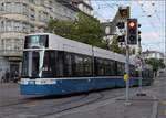 Flexity Be 6/8 4037 in der Forchstrasse in Zürich. Juli 2023. 