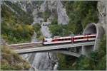 Die vor einigen Jahre neu trassiere und Doppelspur ausgebaute Strecke Leuk - Salgesch für mit Ausnahme eines kaum zwei Wagen langer Brücke über die Dala-Schlucht ausschließlich