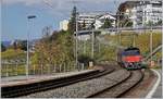 Die SBB Cargo 923 014-5 ist mit einem kurzen Güterzug bei Veytaux Chillon unterwegs.