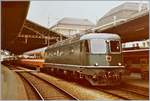 Die SBB Re 6/6 11645 wartet mit einem internationalen Schnellzug von Genève nach Milano in Lausanne auf die Abfahrt.