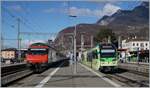 Ein IR90 von Genève nach Brig vermittelt in Aigle auf dem selben Bahnsteig Anschluss an die TPC und insbesondere in Richtung Monthey, bzw. Champéry. Dazu wartet der TPC AOMC/ASD Beh 2/6 541  Cime de l'Est  auf die Anschlussreisenden. Die sieben Triebwagen Beh 2/6 sind mit den Namen der sieben Gipfel der mächtigen Dents de Midi versehen und eine schematische Zeichnung beim Namen zeigt, wo sich der entsprechende Gipfel befindet. 

5. Nov. 2021