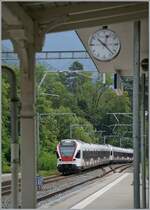 Die zwei SBB RABe 523 von Le Brassus und Vallorbe kommend verlassen Burier in Richtung Aigle.