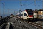 Der hier beginnende RER VAUD verlässt Cully auf Gleis 2 in Richtung Lausanne.