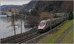 Beim Château de Chillon ist ein FS Trenitalia ETR 610 als EC mit leider offener Schnautze  auf der Fahrt in Richtung Milano.