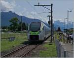 Der von der RegionAlps gemietet BLS RABe 528 105  MIKA  ist als R91 6116 von Brig (ab 11:03) nach St-Gingolph (an 13:06) unterwegs und erreicht den Bahnhof von Bouveret.