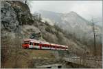 Im engen Tal zwischen Orsire und Sembrancher ist ein TMR RABe 527 in der neuen Region-Alpes Farbgebung unterwegs.