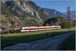 Ein Region Alps RABe 525 (NINA) ist als Regionalzug auf dem Weg von Le Ch�ble nach Martigny und hat soeben den Bahnhof von Sembrancher verlassen. 

30. Okt. 2024
