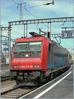 Die SBB Re 484 018 in CIS Farben erreicht mit einem, CIS EC Genève.