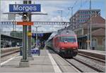 Die SBB Re 460 072-2 fährt mit einem IC1 durch den Bahnhof von Morges.