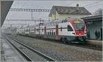 Der SBB RABe 511 110 als RE 33 von Annemasse nach St-Maurice beim Halt in Gland.