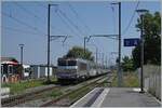 Die SNCF BB 22249 schiebt ihren etwas schmuddeligen TER von Lyon nach Genève durch den Bahnhof Sataigny.