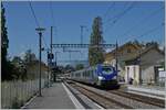 Mit dem Steuerwagen voraus färht eine SNCF TER von Lyon nach Genève durch den Bahnhof Sataigny.