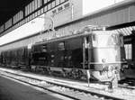 Noch ein Bild von der Ae4/6 III in einem Dienst Genve - La Plaine. Diese Lok wurde aus Bestandteilen der Gasturbinen-Versuchslok 1101 (BBC) von 1938 (abgestellt 1954) aufgebaut. Sie konnte unter 3 Stromsystemen fahren, nmlich Wechselstrom CFF 15 kV 16 2/3 Hz, SNCF 25 kV 50 Hz und Gleichstrom 1500 V. Am Ende fuhr sie nur noch unter Gleichstrom und wurde 1978 ausrangiert. Die fr einen modernen Wagenkasten interessante Achsfolge war (1A) Bo (A1), wobei die 4 Triebachsen recht gross waren. Aufnahme 1.Januar 1969. 